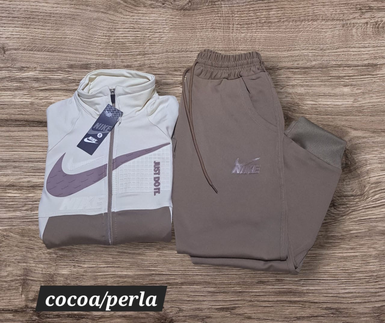 Conjunto deportivo Nike para dama