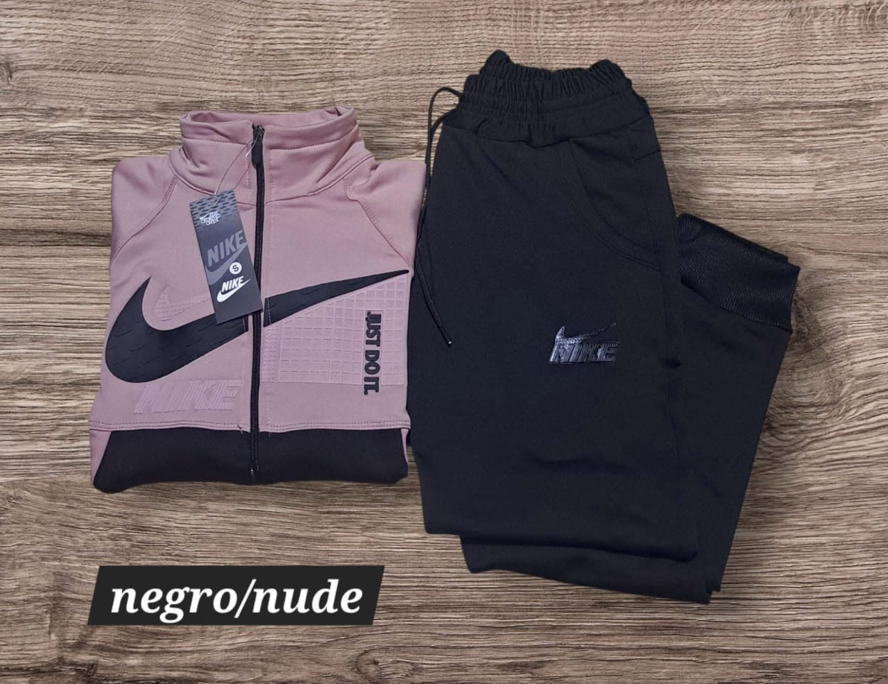 Conjunto deportivo Nike para dama