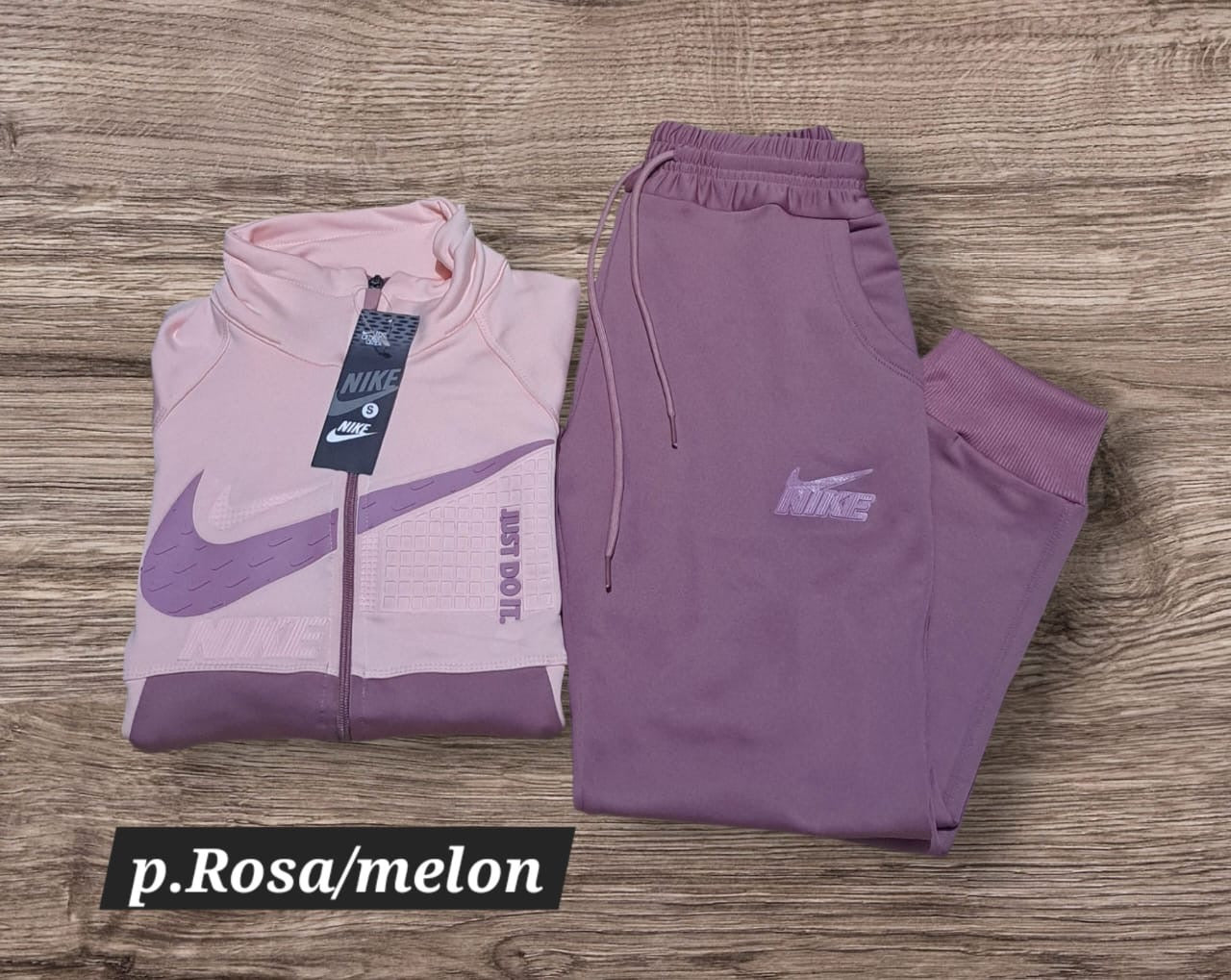 Conjunto deportivo Nike para dama