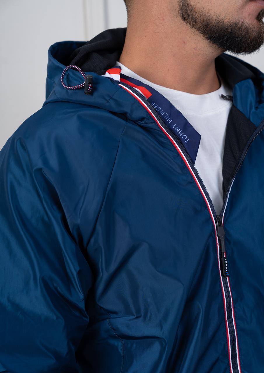 Casaca Tommy H con capucha impermeable