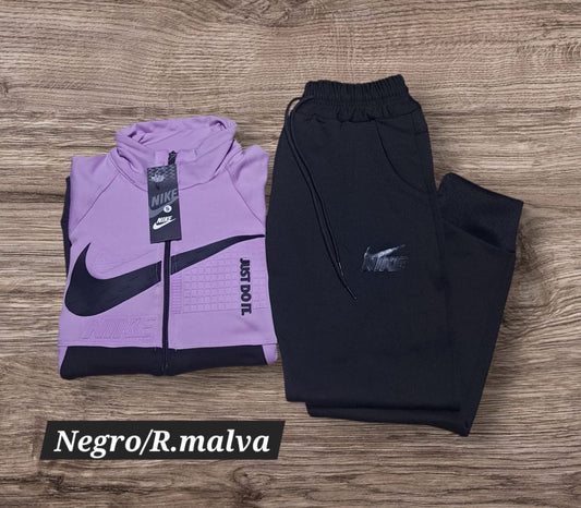 Conjunto deportivo Nike para dama