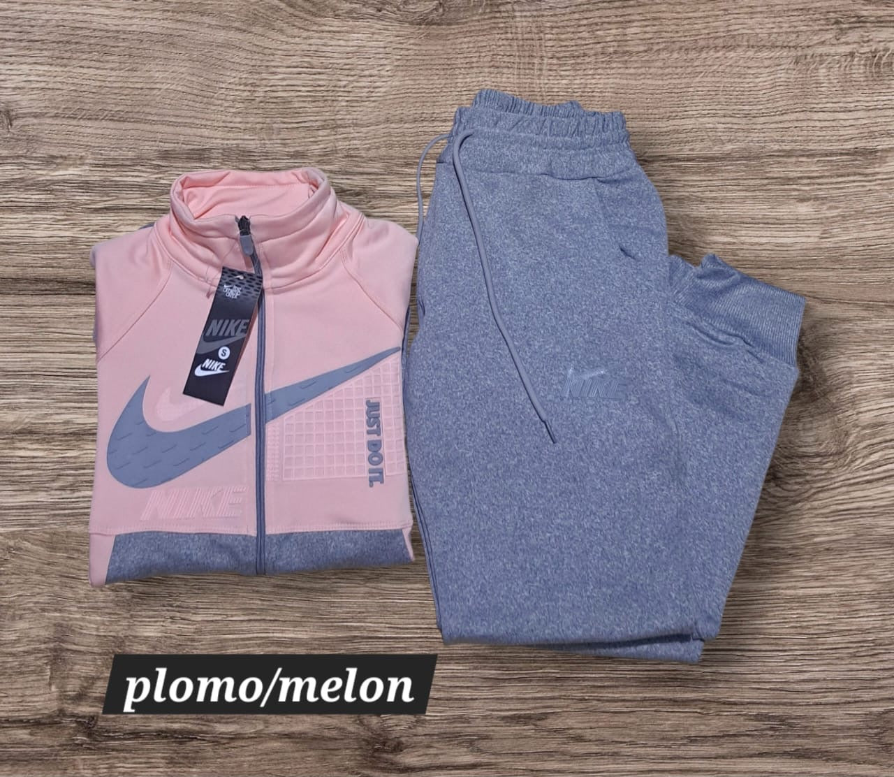 Conjunto deportivo Nike para dama