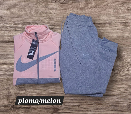 Conjunto deportivo Nike para dama
