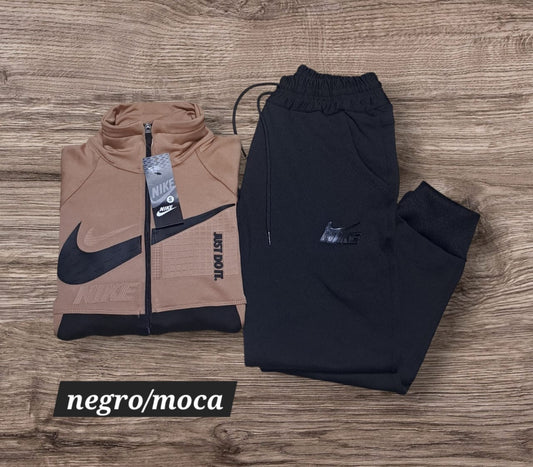 Conjunto deportivo Nike para dama