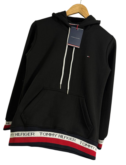 Polera negra Tommy H con capucha