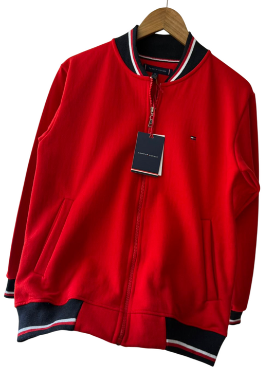 Casaca Tommy H con puños cuello y pretinas tejidas en Franela