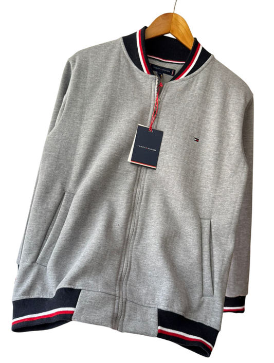 Casaca Tommy H con puños cuello y pretinas tejidas en Franela