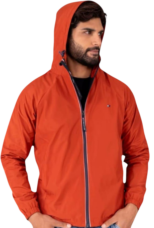 Casaca Tommy H con capucha impermeable color lacre