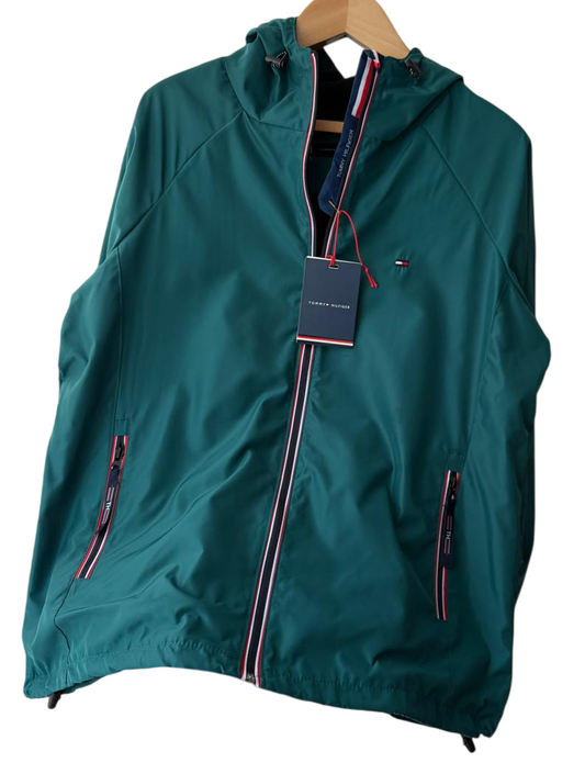 Casaca Tommy H con capucha impermeable