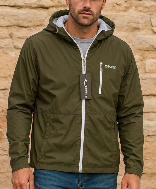 Cortaviento oakley con capucha impermeable