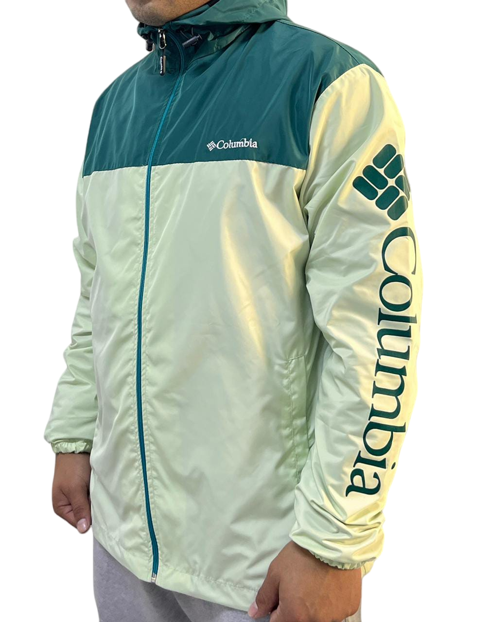 Casaca columbia con capucha impermeable