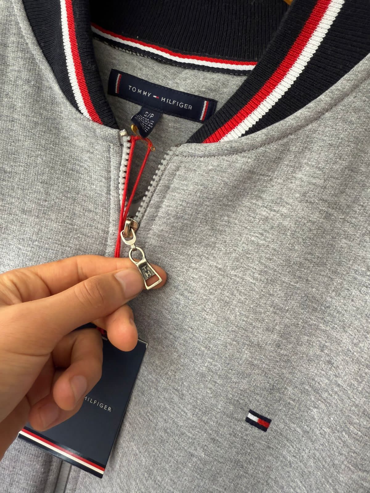 Casaca Tommy H con puños cuello y pretinas tejidas en Franela